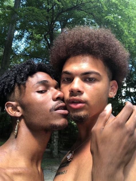 balck men kissing